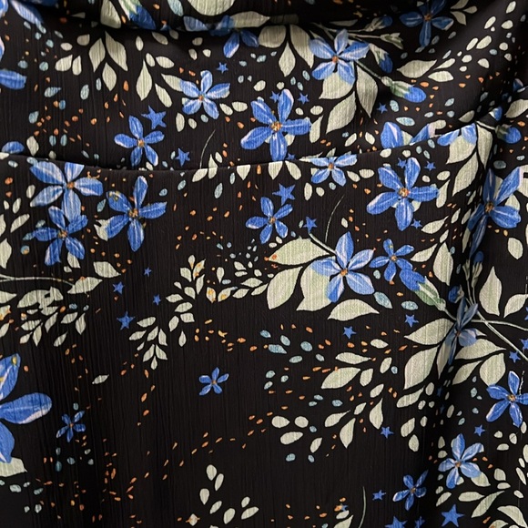 Black city chic dress with blue flowers - Picture 4 of 5